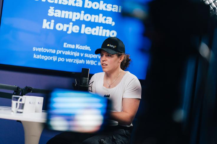Če zapravlja čas s telefonom, se večkrat počuti, kot da ga je vrgla stran. "Ko berem knjigo ali grem v naravo, se nikoli ne počutim tako," pravi Ema Kozin. | Foto: Jan Lukanović