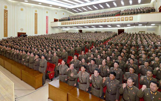 Vrh severnokorejske vojske se je zaobljubil k sveti vojni proti ZDA. Kdaj natanko naj bi se to zgodilo, ni znano, severnokorejska tiskovna agencija je fotografijo objavila v soboto. | Foto: Reuters