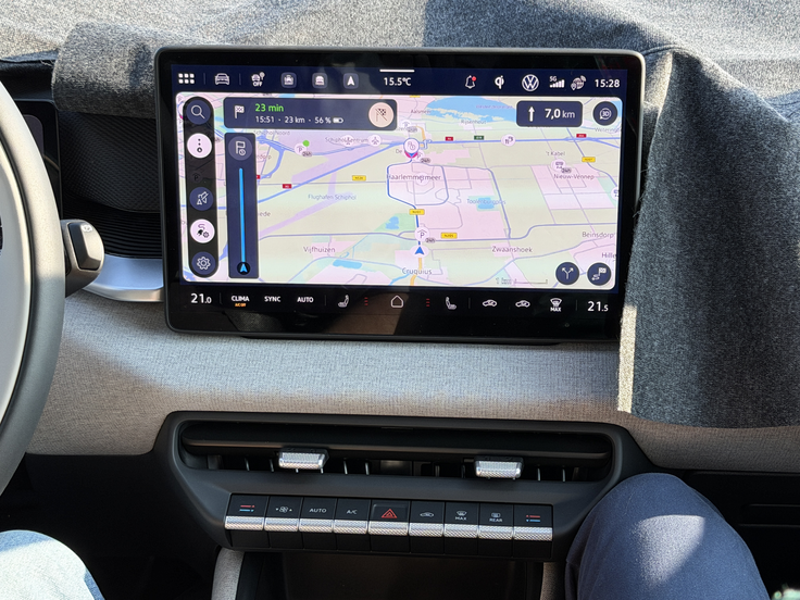 Sredinski zaslon je ravno prave velikosti, tudi vmesnik pa deluje dobro in pregledno. | Foto: Gregor Pavšič