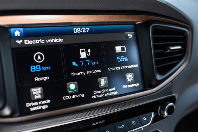 Del avtomobila je tudi osempalčni digitalni zaslon na dotik, ki ima integrirano tudi navigacijsko napravo. | Foto: Gašper Pirman