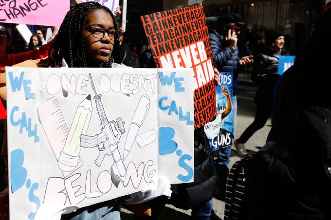 V ZDA naj bi bilo organiziranih 800 večjih protestov proti nasilju z orožjem. Največ ljudi pričakujejo v Chicagu, Bostonu, Philadelphii, Miamiju, Minneapolisu, Houstonu, Los Angelesu, pa tudi v New Yorku. Protestniki nosijo transparente z napisi, kot so "knjige, ne krogel", "šola je za učenje, ne za paniko" in podobno. | Foto: Reuters