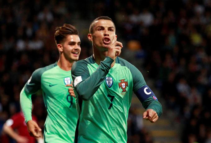 Cristiano Ronaldo je leta 2016 s portugalsko reprezentanco osvojil naslov evropskega prvaka. Med najožje favorite za osvojitev letošnjega SP se Portugalska sicer ne uvršča, a "evropskih Brazilcev", kot jim mnogi radi rečejo, nikakor ne gre podcenjevati.  | Foto: Reuters