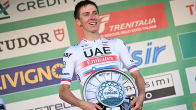 Junak Pogačar poudaril, da je do slavnostnega dviga rok pretrpel veliko