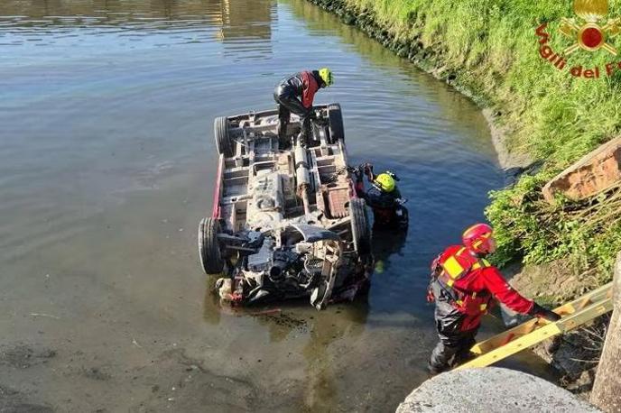 Nesreča Benetke | Vozilo se je prevrnilo v kanal.  | Foto Vigili del Fuoco