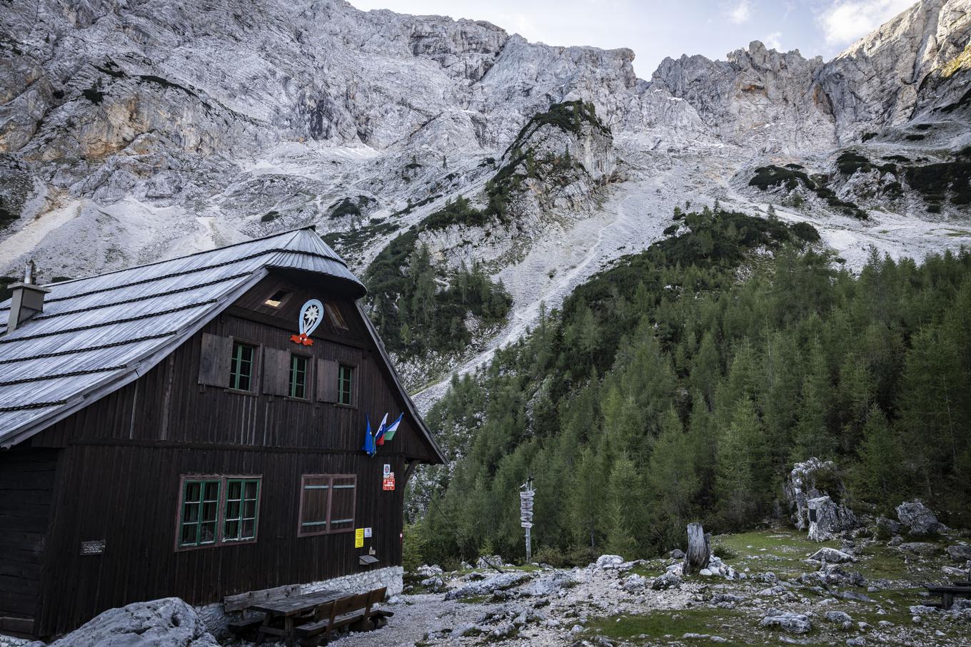 Casa de campo tcheca em Spodnje Ravne, sob as cordilheiras norte de Grintovec e Dolge Hrbte. | Foto de : Bojan Puhek