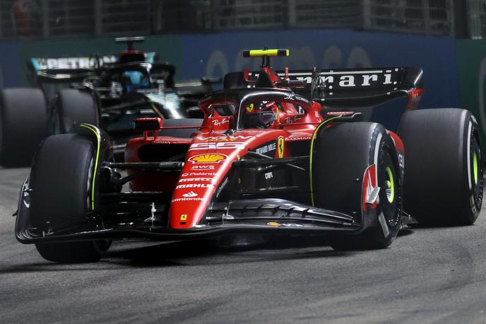Singapur Carlos Sainz Ferrari | Po štartu sta ferrarija v prvi zavoj zapeljala na prvih dveh mestih. | Foto Reuters