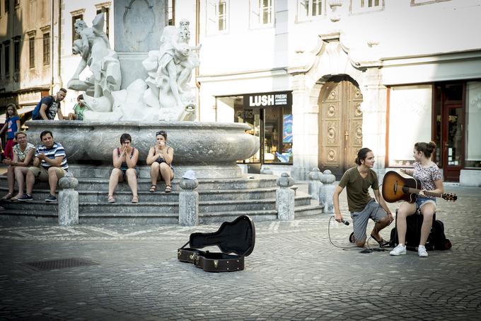 Za igranje na ulici v Ljubljani ni potrebno dovoljenje, le upoštevati je treba Odlok o posebni rabi javnih površin. | Foto: Ana Kovač