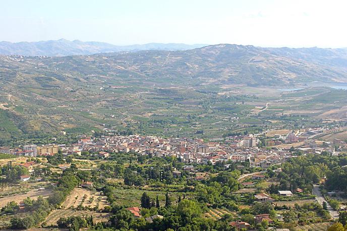 Bivona | Med italijanskimi mesti, ki prodajajo hiše za en evro, je tudi Bivona na Siciliji. | Foto Wikimedia Commons