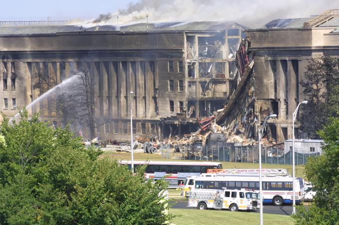V terorističnem napadu na Pentagon je umrlo 189 ljudi - 64 na letalu (vključno s petimi ugrabitelji) in 125 v zgradbi Pentagona. | Foto: Getty Images