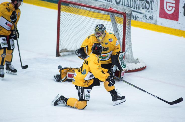 Vratar Pustertala Colin Keith Furlong je zaustavil vseh 25 strelov Ljubljančanov. | Foto: Peter Podobnik/Sportida