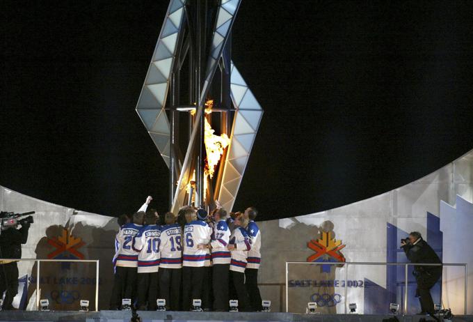 Olimpijski ogenj so v Salt Lake Cityju prižgali "zlati" ameriški hokejisti. | Foto: Guliverimage/Getty Images