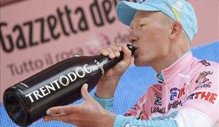 Vinokourov v roza majici vodilnega