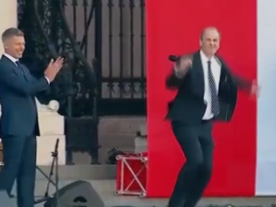 Plešoči minister obnorel množico: znova zaplesal da se je tresel oder #video