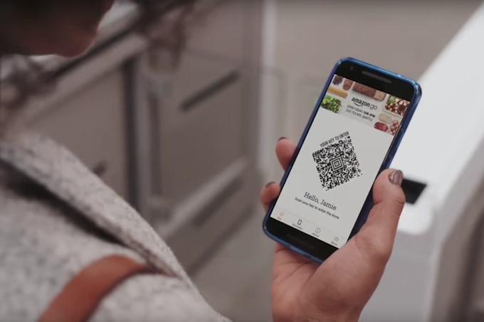 Kupec bo v trgovino vkorakal mimo senzorja, na katerega bo pritisnil pametni telefon z nameščeno aplikacijo Amazon Go. Ta bo povezana z njegovim Amazonovim uporabniškim računom in njegovo kreditno kartico. | Foto: YouTube