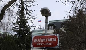 Čehi obkrožili rusko veleposlaništvo v Pragi. Kaj se dogaja?