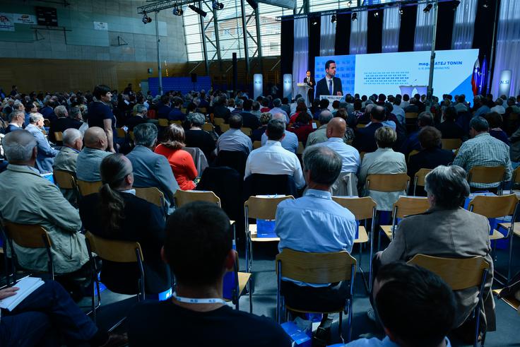 Na današnje strankinem kongresu v Grosupljem je za Mateja Tonina glasovalo 345 delegatov, 27 glasovnic pa je bilo neveljavnih. | Foto: STA ,