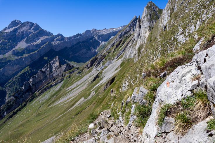 Steza je ozka, a je ponekod varovana z jeklenicami. | Foto: Matej Podgoršek