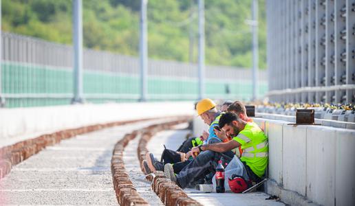 Davkoplačevalski denar odteka, delavci trpijo – in nihče ne more ukrepati?
