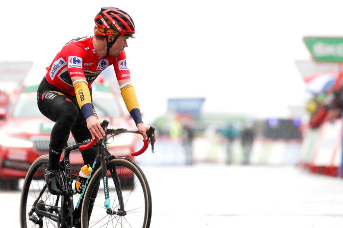 Primož Roglič Vuelta 2020 | Primož Roglič je na zaključnem vzponu moral priznati premoč tekmecem in je izgubil rdečo majico. Ta je spet na plečih Richarda Carapaza. | Foto Unipublic/Photogomez Sport