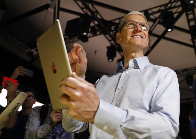 Apple se že nekaj časa trdno oklepa prvega mesta na seznamu podjetij z najvišjo tržno kapitalizacijo (skupna vrednost vseh delnic podjetja). Trenutno znaša skoraj 690 milijard evrov. Na fotografiji je direktor Appla Tim Cook. | Foto: Reuters