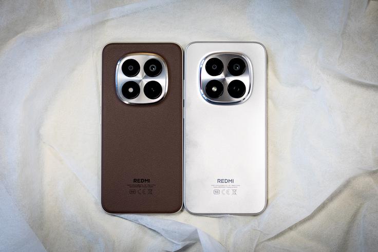 Redmi Note 15 Pro+ 5G z zadnjo stranjo iz umetnega usnja (levo) in Redmi Note 15 Pro 5G v titanovi barvi (desno) | Foto: Gaja Hanuna