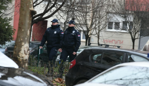 Nov grozljiv incident v Srbiji: oče desetletniku dal pištolo in mu ukazal, naj strelja