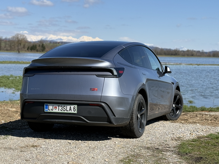 Tesla je na trg najprej poslala dražje različice modela Y. | Foto: Gregor Pavšič