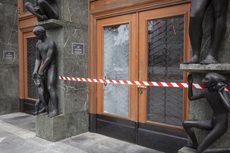 Posledice protestov nasprotnikov PCT, granitne kocke. | Foto: Bojan Puhek