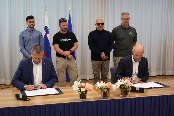 Državni sekretar Damir Črnčec in direktor podjetja Arctur Tomi Ilijaš sta podpisala pogodbo za nakup brezpilotnega letalnika za odkrivanje jedrske, radiološke, kemične in biološke (JRKB) nevarnosti. | Foto: Mors