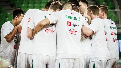 Petdeset specialcev ob košarkarjih Olimpije, ki so jih zadržali v dvorani