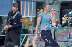 Frontman skupine Coldplay padel v luknjo na odru #video