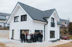 Družina s Prevalj, ki jim je voda avgusta 2023 odnesla vse, se je vselila v novo hišo