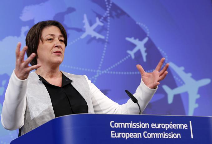 Evropska komisarka iz Slovenije Violeta Bulc je dejala, da še ni prepozno za to, da kolegij komisarjev obravnava pravno mnenje. | Foto: Reuters