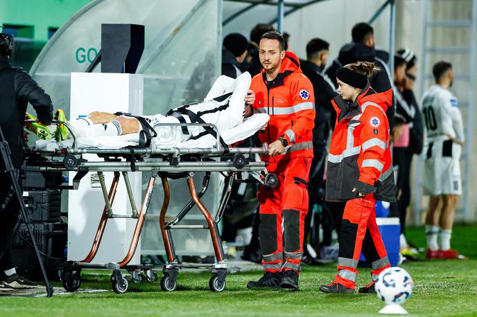Luka Bobičanec | Luko Bobičanca so z igrišča odpeljali na nosilih. | Foto Aleš Fevžer