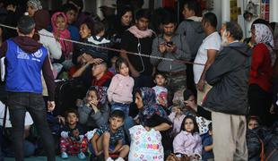 Grški otoki še naprej obremenjeni z migranti