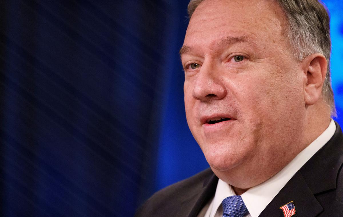 Mike Pompeo | Ameriški državni sekretar Mike Pompeo se je nekoliko razburil ob novinarskem vprašanju, kakšno sporočilo pošilja svetu Trumpovo zavračanje priznanja poraza glede na to, da ZDA pogosto spodbujajo poštene in svobodne volitve na tujem ter poražence, naj se s tem sprijaznijo. | Foto Reuters