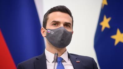 Slovenija je v Ukrajino poslala puške, čelade in strelivo #video