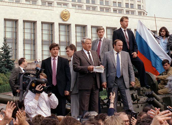 Predsednik Ruske federacije Boris Jelcin je bil eden od najbolj zaslužnih za to, da je državni udar spodletel. Na fotografiji: Jelcin v času državnega udara s sodelavci na kupoli tanka Rdeče armade v Moskvi. Posadka v tem tanku je stopila na stran nasprotnikov državnega udara. Jelcin je bil predsednik Ruske federacije do 31. decembra 1999, ko je za svojega naslednika izbral Vladimirja Putina. Iz Jelcina, ki je pogosto pregloboko pogledal v kozarec, so se njegovi nasprotniki norčevali z besedami: "Jelcin je pil, Jelcin pije, Jelcin bo Rusijo zapil." | Foto: Reuters