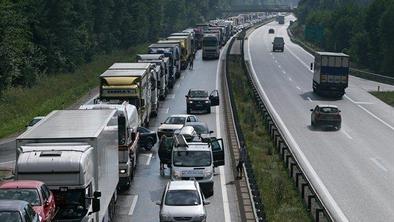 Zaradi prometnih nesreč zastoja na štajerski in primorski avtocesti