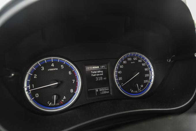 Na merilnikih lahko voznik pregleduje, koliko mililitrov goriva je prihranil s sistemom stop&start, delovanje hibridnega pogona in napolnjenost baterije. | Foto: Gašper Pirman