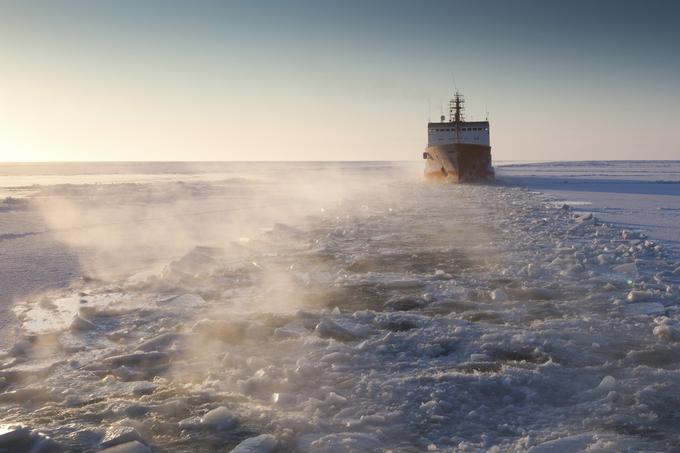 Na Beringovem morju je bilo letos najmanj ledu od leta 1850, so medtem ugotovili v mednarodni organizaciji za raziskave arktičnega ledu na Aljaski. Potrebe po ledolomilcih, ki bi utirali pot, kot je tale na fotografiji, zato praktično ni bilo.  | Foto: Reuters