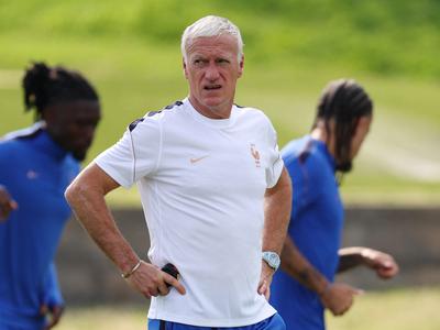 Deschamps po pogrebu matere znova v francoskem taboru