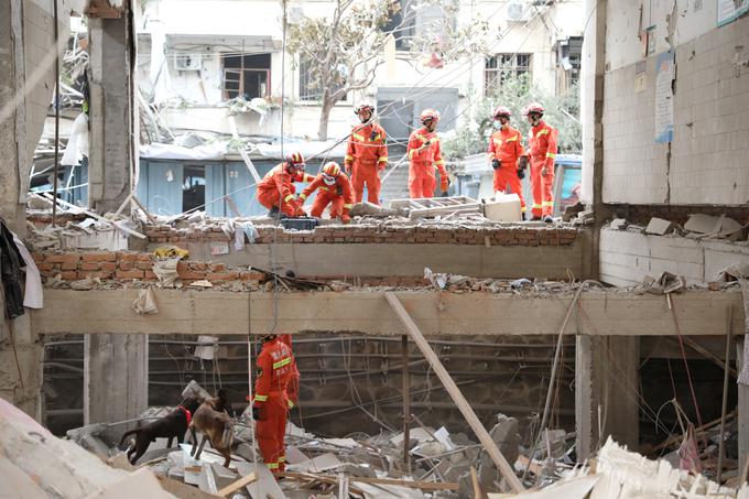 Posnetki očividcev prikazujejo, da sta dvonadstropna stavba in tržnica, kjer so trgovci in prebivalci kupovali zajtrk, povsem uničeni.  | Foto: Reuters