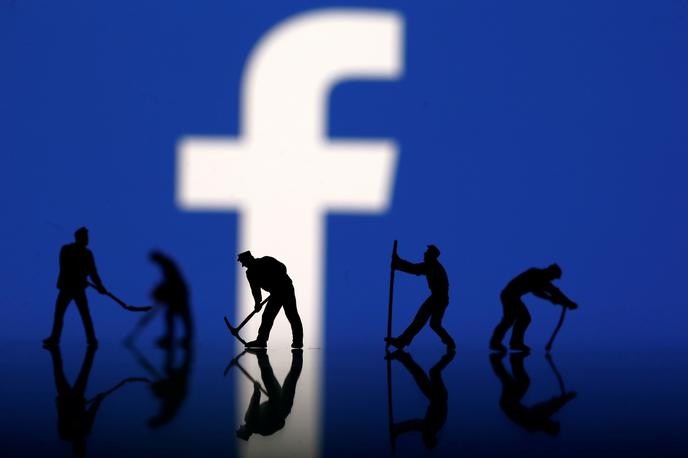 Facebook | Facebook tako obsežni izpadi storitev drago stanejo. Na vsakega uporabnika vsak dan v povprečju dobi pet centov prihodkov od oglaševanja, kar dnevno znese 75 milijonov evrov. Globalna dolgotrajna nedosegljivost Facebooka to številko zelo hitro precej skrči. | Foto Reuters