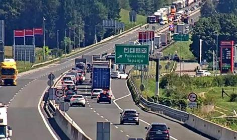 Huda nesreča na štajerki: pet mrtvih po trčenju v tovornjak