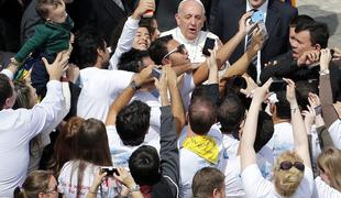 Papež Frančišek po pridigi poziral mladini za selfieje (foto)