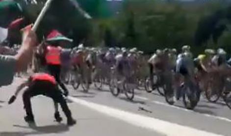 Na Vuelti spet udarili protestniki, Francoz pristal na tleh #video
