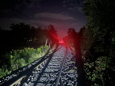 Nov resen incident: vlak trčil v nastavljeno kolo in vrtno garnituro