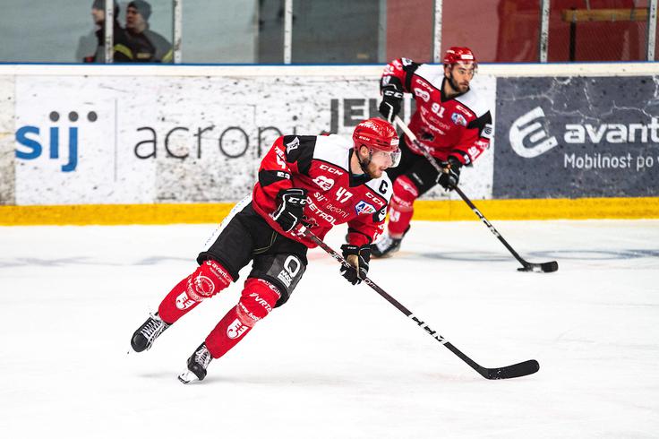"Nasprotniki so sicer velika neznanka, tako da gremo po najboljših močeh zastopat klub in slovenski hokej," pravi kapetan Gašper Glavič. | Foto: Peter Podobnik/Sportida