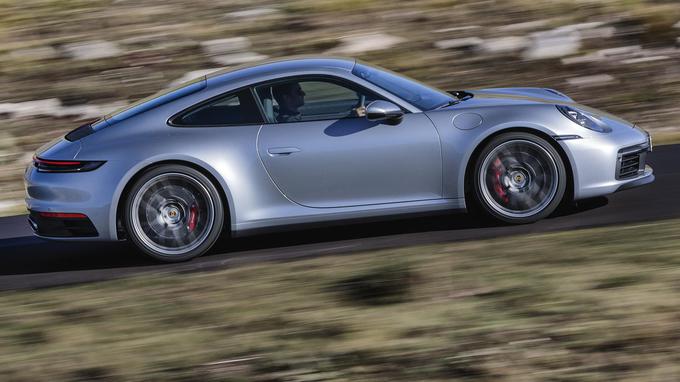 Osnovna moč motorja porscheja 911 carrera S znaša 331 kilovatov (450 'konjev'). Pospešek do 100 kilometrov na uro v manj kot štirih sekundah, hitrost prek 300 kilometrov na uro. | Foto: Porsche